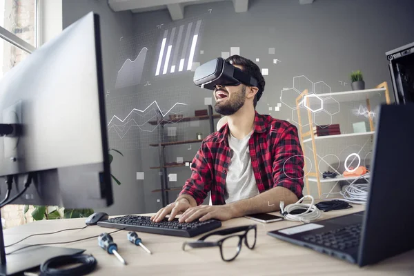 Foto Von Jungen Programmierer Mann Mit Brille Virtual Reality Headset — Stockfoto