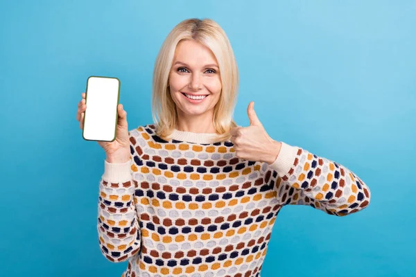 Pozitif Çekici Kadının Portresi Boş Uzay Akıllı Telefon Ekranı Başparmağını — Stok fotoğraf