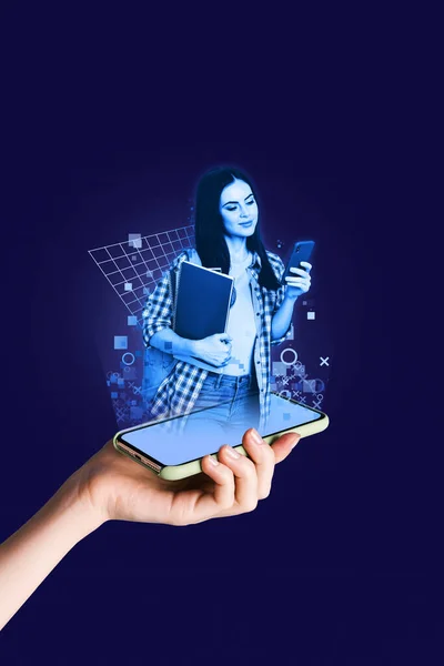 스마트폰을 보유하고 여학생들의 홀로그램 파란색 배경에 고립된 인터넷 브라우징 보유하고 — 스톡 사진