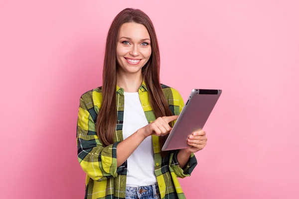 若いオフィスマネージャーアシスタント女の子の写真は 黄色のチェックジャケットを着用ホールドタブレットブラウジングインターネットチェックタスクピンクの色の背景に孤立 — ストック写真