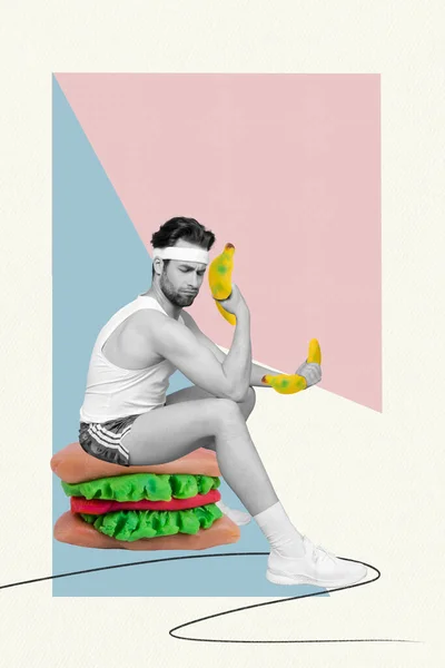 黒の白い色の男の垂直コラージュ画像は代わりに創造的な背景に隔離されたダンベルバナナを持ち上げる大きなプラスチック製のバーガーに座る — ストック写真