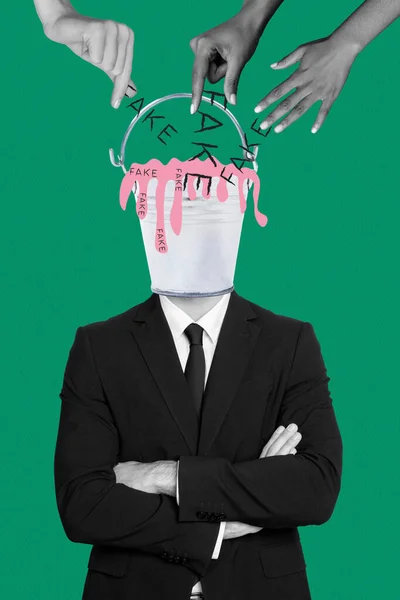 頭のないビジネスマンの正式な服の創造的な写真のコラージュ折り畳まれた手バケツ偽緑の背景に隔離された偽情報 — ストック写真