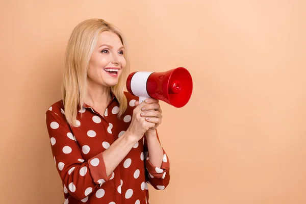 Foto Von Guter Laune Lustige Frau Mit Bob Frisur Tragen — Stockfoto