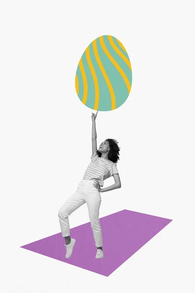 若い興奮した女性のダンスのポストカードの挨拶は 白の背景に隔離された4月の春のイースターの色の卵と遊ぶ楽しみを持っています — ストック写真