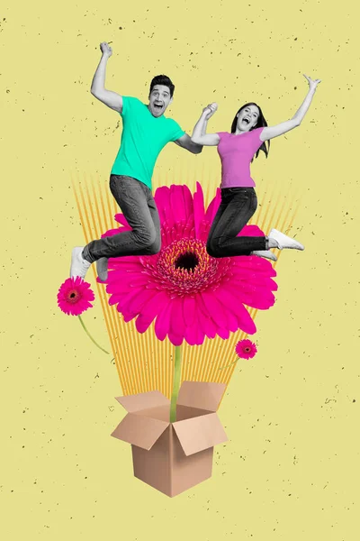 两只黑白色效果迷你喜气洋洋的人们抱着跳跃的纸盒 在富有创意的背景下将巨大的花朵隔离在一起的垂直拼贴图像 — 图库照片