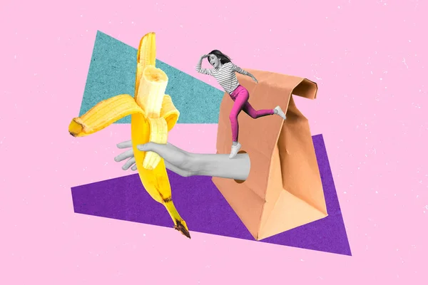 複合コラージュイメージのミニ励起女の子黒白ガンマ実行巨大なアームホールドバナナフルーツスルー紙袋孤立上紫色の背景 — ストック写真