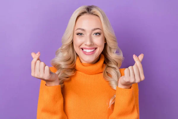 Photo Optimistic Gorgeous Girl Stylish Hairdo Dressed Orange Sweater Fingers — Stock Photo, Image