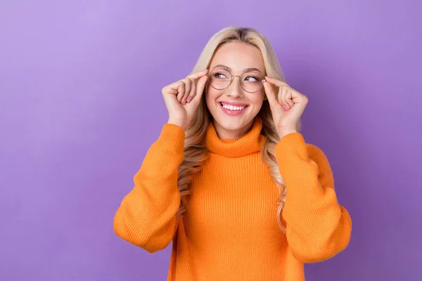 Foto Hermosa Chica Inteligente Con Estilo Peinado Naranja Suéter Gafas —  Fotos de Stock