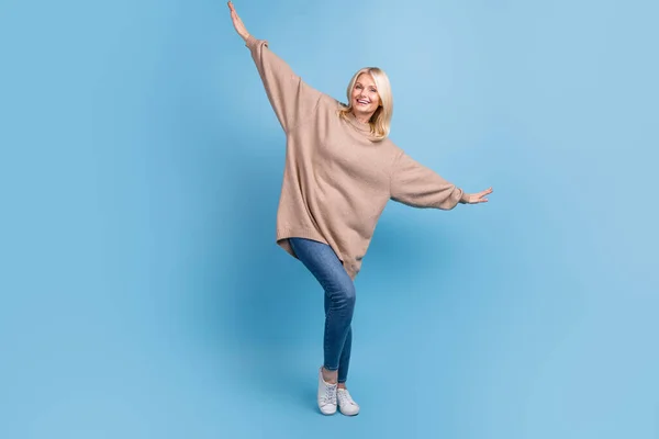 Helkroppskader Optimistiska Blonda Hår Dam Flygande Vingar Bära Jeans Jeans — Stockfoto