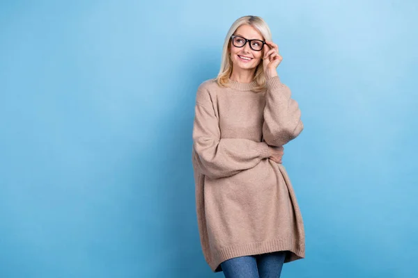Photo Smiling Business Woman Wear Stylish Beige Long Sweater Hold — Stock Photo, Image