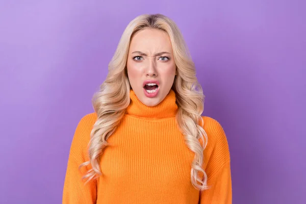 怒り狂った少女の写真ともにスタイリッシュなヘアドレスオレンジセーター大声で叫ぶ独立した上に紫の色の背景 — ストック写真