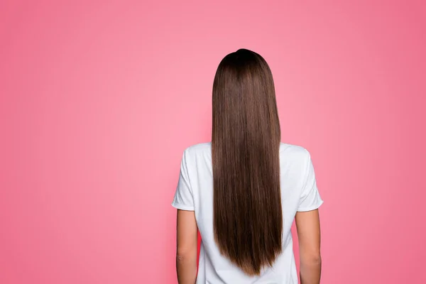 Uzun Saçlı Kahverengi Saçlı Genç Bayanın Izole Gri Arka Plan — Stok fotoğraf