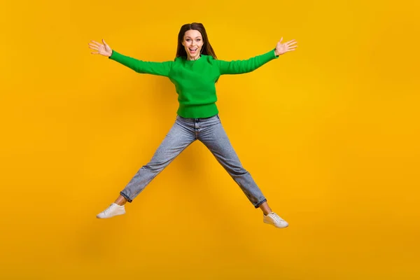 Teljes Test Portré Elégedett Csinos Hölgy Jumping Emelje Fel Kezét — Stock Fotó