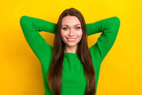 夢のような光沢のある女性の写真は 頭の後ろに緑のセーター腕を身に着けている独立した黄色の背景 — ストック写真