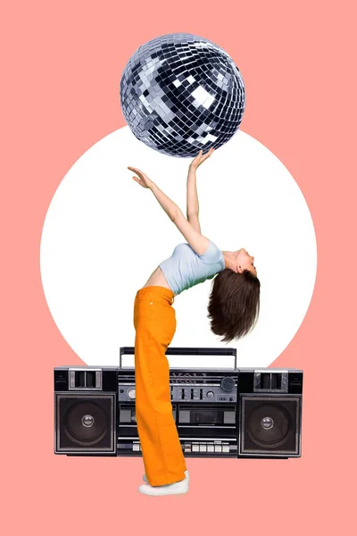 縦型フォトダンスリズムキャッチ雰囲気女性手アップ波ディスコボール輝くリスニングレトロな音楽カセットサウンドトラックピンクの背景に隔離 — ストック写真