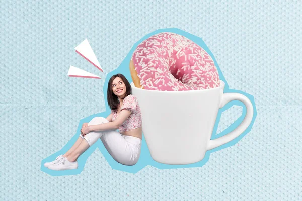 坐在那里的年轻女性的照片创意拼贴看上去很有兴趣 咖啡杯里的甜甜甜圈与蓝色背景隔离在一起 — 图库照片