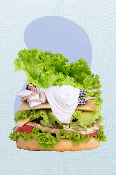 Verticale Foto Collage Positivo Funky Mini Ragazza Posa Sonno Hamburger — Foto Stock