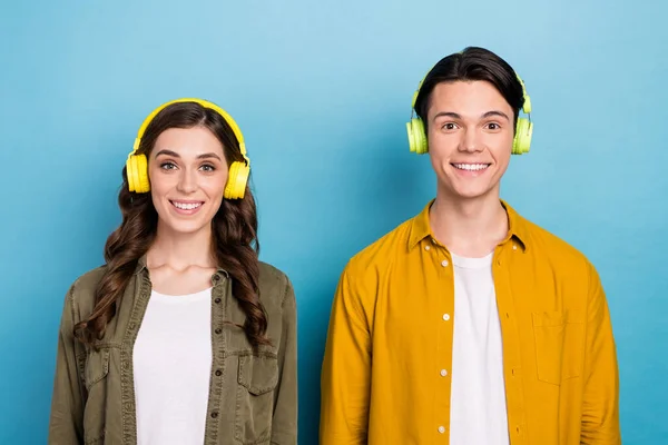Retrato Dos Personas Sonrientes Jóvenes Usan Auriculares Inalámbricos Escuchan Música —  Fotos de Stock