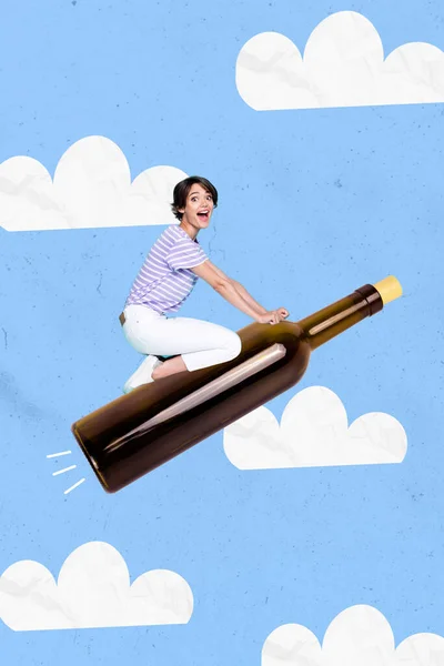 垂直創造的な写真アートワークコラージュの若い狂気の少女空を飛んで空プロモーション販売ボトルブランドアルコールは青の背景に隔離 — ストック写真