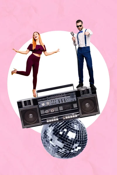 年轻女子跳舞的垂直照片拼贴听着歌唱家表演者穿着吊带衫盒式磁带演奏家迪斯科舞会被粉色背景隔离 — 图库照片
