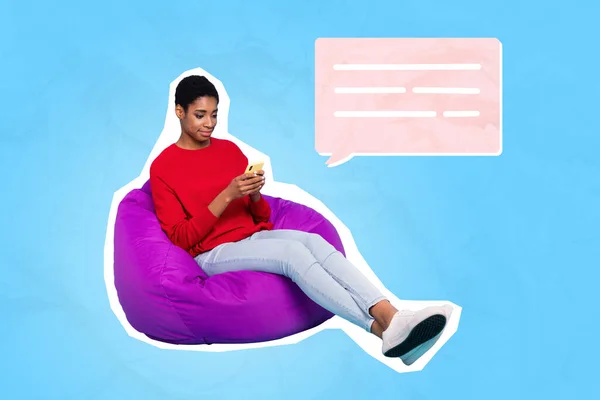 Foto Jovem Positivo Moderno Smartphone Usuário Menina Sentado Beanbag Relaxado — Fotografia de Stock