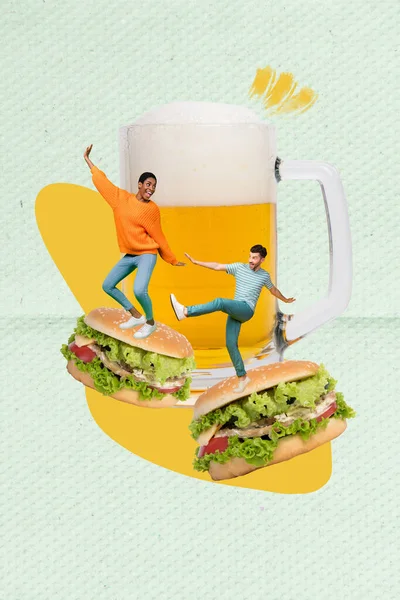 Colagem Abstrata Vertical Duas Mini Pessoas Animadas Ficar Grande Hambúrguer — Fotografia de Stock