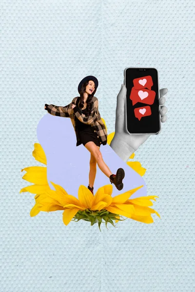 腕の垂直コラージュ画像は 通知のような電話画面を保持ミニ女の子が描かれた背景に孤立した大きな花を踊る — ストック写真