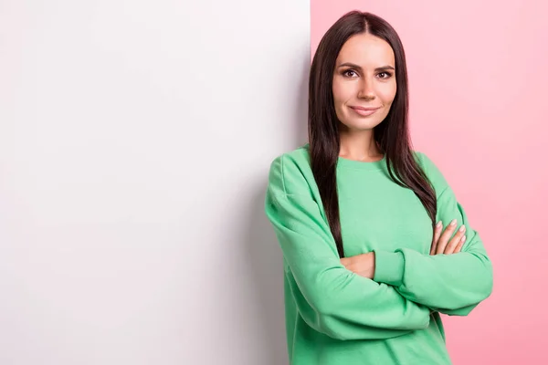 一位自信的企业家女商人身穿绿色时髦衬衫 手牵手靠近巨大的白板造型 背景是粉色的 — 图库照片