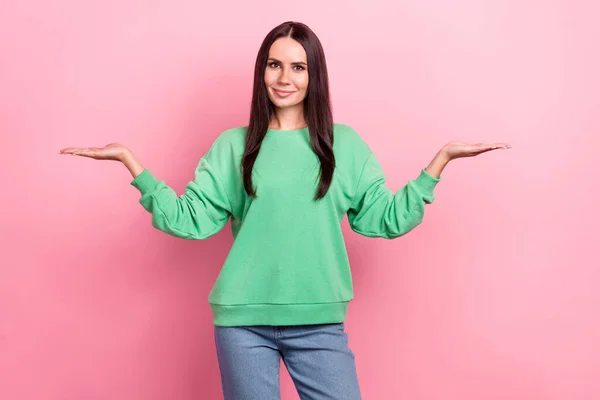 Portret Optymistycznej Wesołej Dziewczyny Nosić Zielony Pullover Prezentując Puste Miejsca — Zdjęcie stockowe