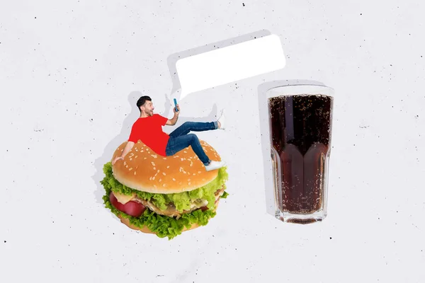 Collage Fotografico Creativo Spensierato Ragazzo Impressionato Sedersi Hamburger Guardare Smartphone — Foto Stock