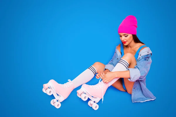 Çekici Kız Çorap Tekerlekli Paten Üzerinde Parlak Pembe Izole Ayakkabı — Stok fotoğraf