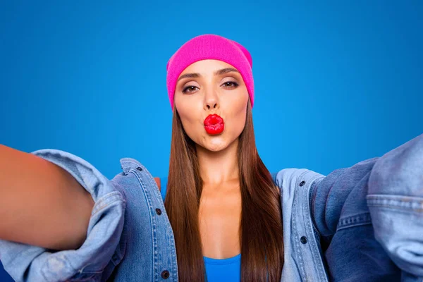 Affascinante Blogger Ragazza Cappello Rosa Corpo Blu Fare Selfie Invia — Foto Stock