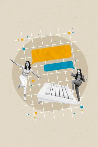 垂直コラージュ画像の2つの正のミニ黒白の女の子のダンスを上げる拳大きなキーボード空のスペースの対話バブル — ストック写真