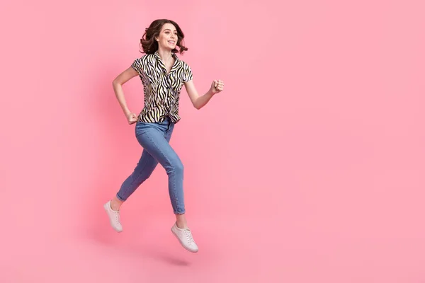 兴奋无忧无虑的女士跳跃的全身像肖像快跑用粉色背景隔开空旷的空间 — 图库照片