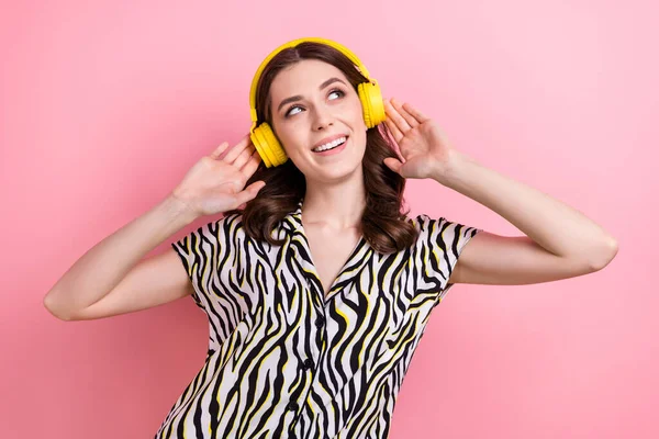 Foto Chica Hipster Millennial Relajada Escuchar Sus Nuevos Auriculares Inalámbricos — Foto de Stock