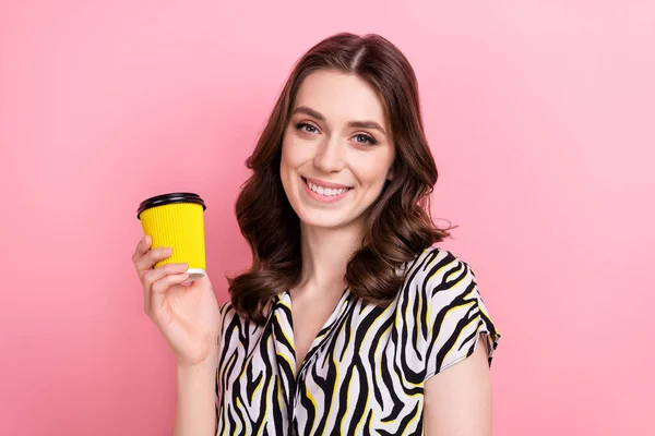 Photo Lovely Positive Girl Beaming Smile Arm Hold Coffee Cup — Stock Photo, Image