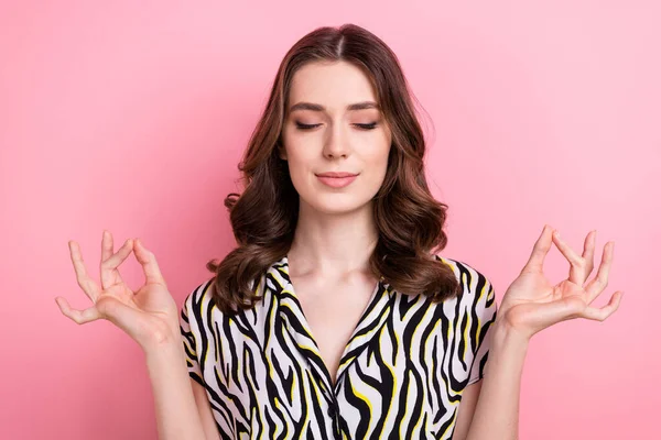Rahatlamış Genç Bayan Kıvırcık Saçlı Modelin Portresi Parmakları Birleştirilmiş Meditasyon — Stok fotoğraf