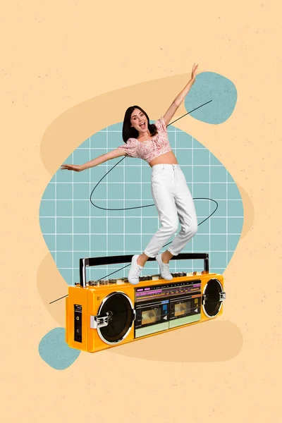 Vertikální Koláž Obraz Mini Veselá Dívka Stojí Obrovské Boombox Tanec — Stock fotografie