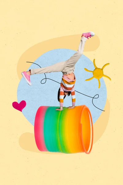 Kreative Seltsame Collage Von Kleinen Kinderhandstand Auf Riesigen Spiralspielzeug Praxis — Stockfoto