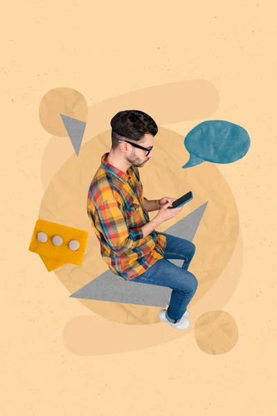 Vertikální Koláž Obraz Blogger Chlap Použít Chytrý Telefon Chatování Dialog — Stock fotografie