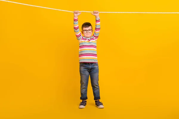 Foto Voller Länge Von Sportlichen Kind Hängen Schnur Spiel Freien — Stockfoto