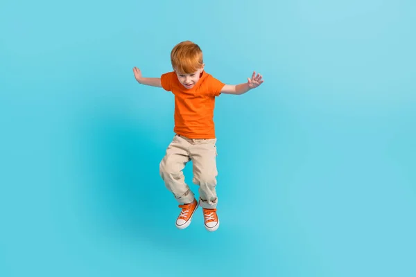 Plná Délka Fotografie Veselý Blázen Chlapec Nosit Oranžové Trendy Oblečení — Stock fotografie