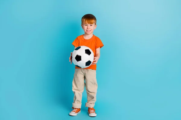 フル丈の写真かわいい陽気正少年サッカーサポーターファンホールドボール立ち空のスペースに孤立したシアン色の背景 — ストック写真