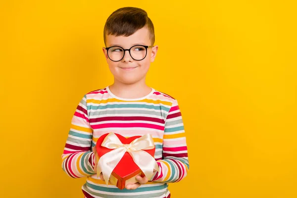 Foto Von Fröhlich Knifflig Junge Tragen Stilvolle Kleidung Halten Geschenkbox — Stockfoto