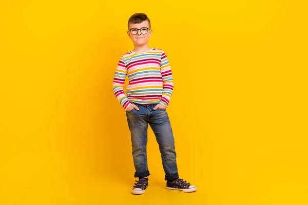 유쾌하고 귀여운 소년의 사진밝은 복장을 노란색 배경에 고립된 모으는 아이를 — 스톡 사진
