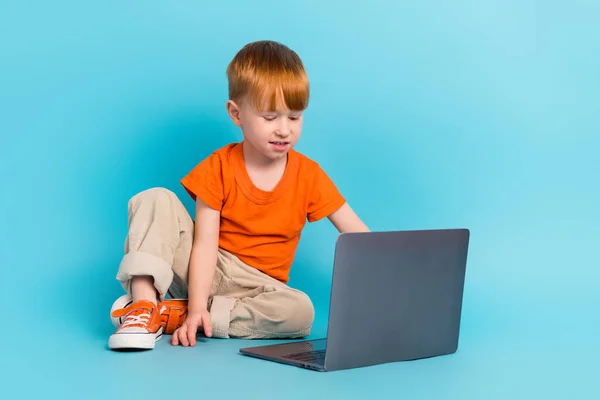 Zdjęcie Uroczego Chłopca Siedzącego Podłodze Oglądając Film Animowany Online Zajęcia — Zdjęcie stockowe