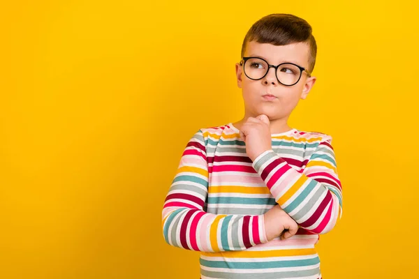 Fotografie Smýšlející Chytrý Chlapec Nosit Pruhované Trendy Oblečení Ruční Bradu — Stock fotografie