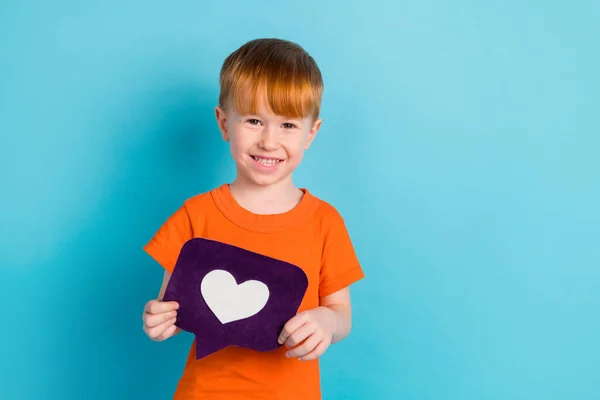 Fotografie Okouzlující Pozitivní Roztomilý Chlapec Držet Srdce Symbol Sdílení Reakce — Stock fotografie