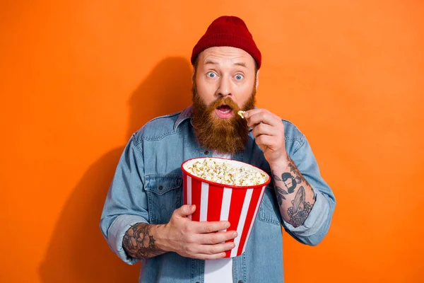 Photo Impressed Handsome Guy Eat Popcorn Open Mouth Staring Speechless — Stock Photo, Image