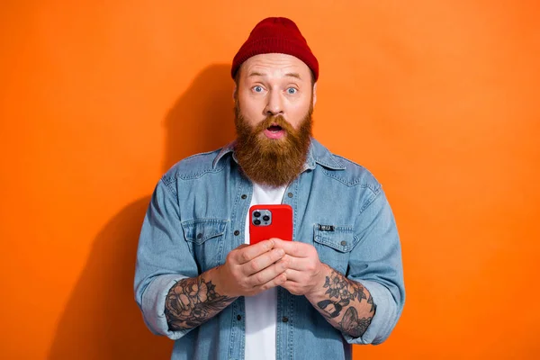 Retrato Homem Confuso Impressionado Segurar Usar Telefone Inteligente Olhando Isolado — Fotografia de Stock
